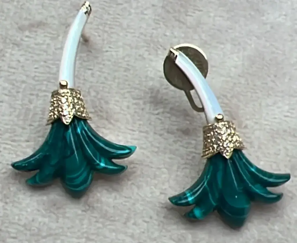 EARRING PSYCH MEDIUM MALACHITE WITH WHITE MOP STEM