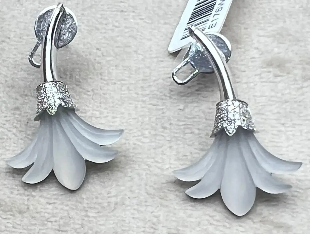 EARRING PSYCH SMALL WHITE GOLD WHITE LA ROUCHE FLOWER WITH GOLD STEM