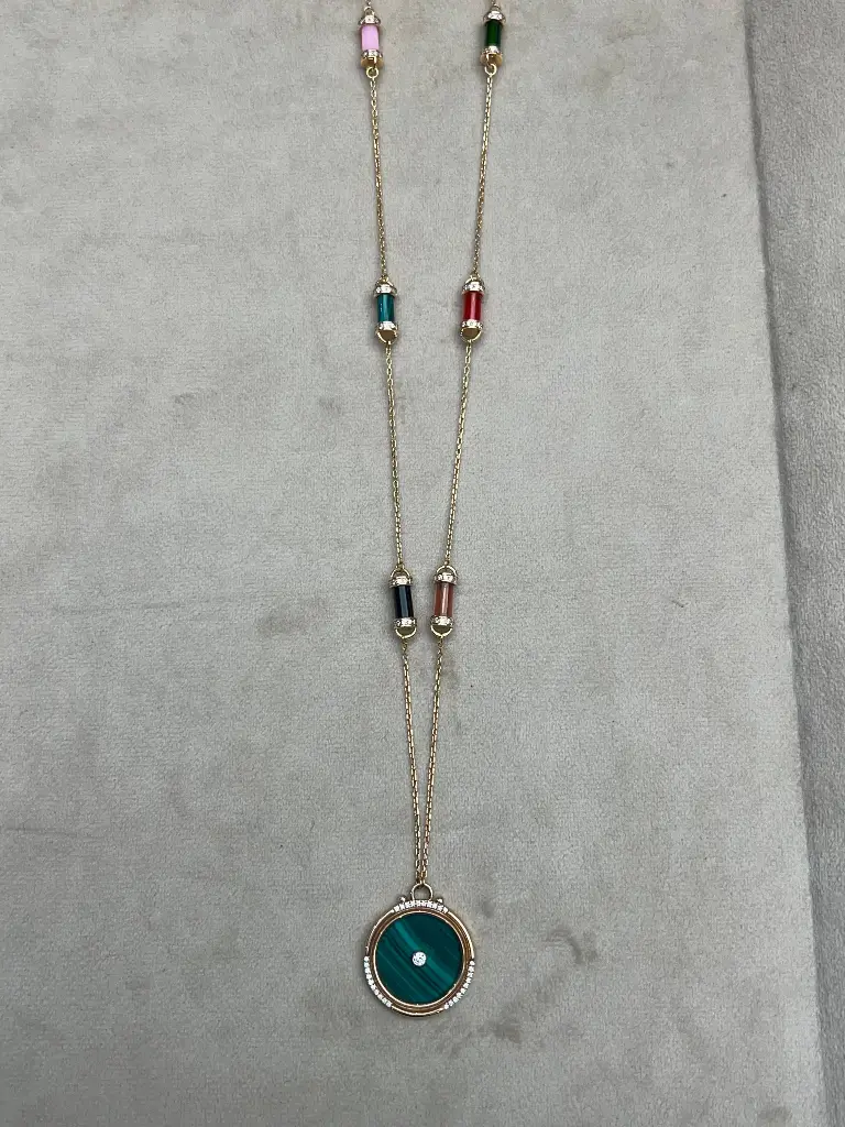 [N129M] NECKLACE AMULET ROUND BIG MALACHITE WITH SIX PILLARS